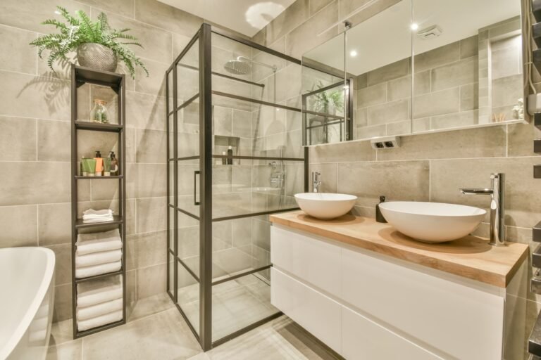 Salle de bain moderne avec douche à l'italienne et vasques design, Seine-Maritime
