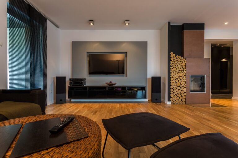 Salon moderne avec parquet en bois et cheminée contemporaine, Seine-Maritime