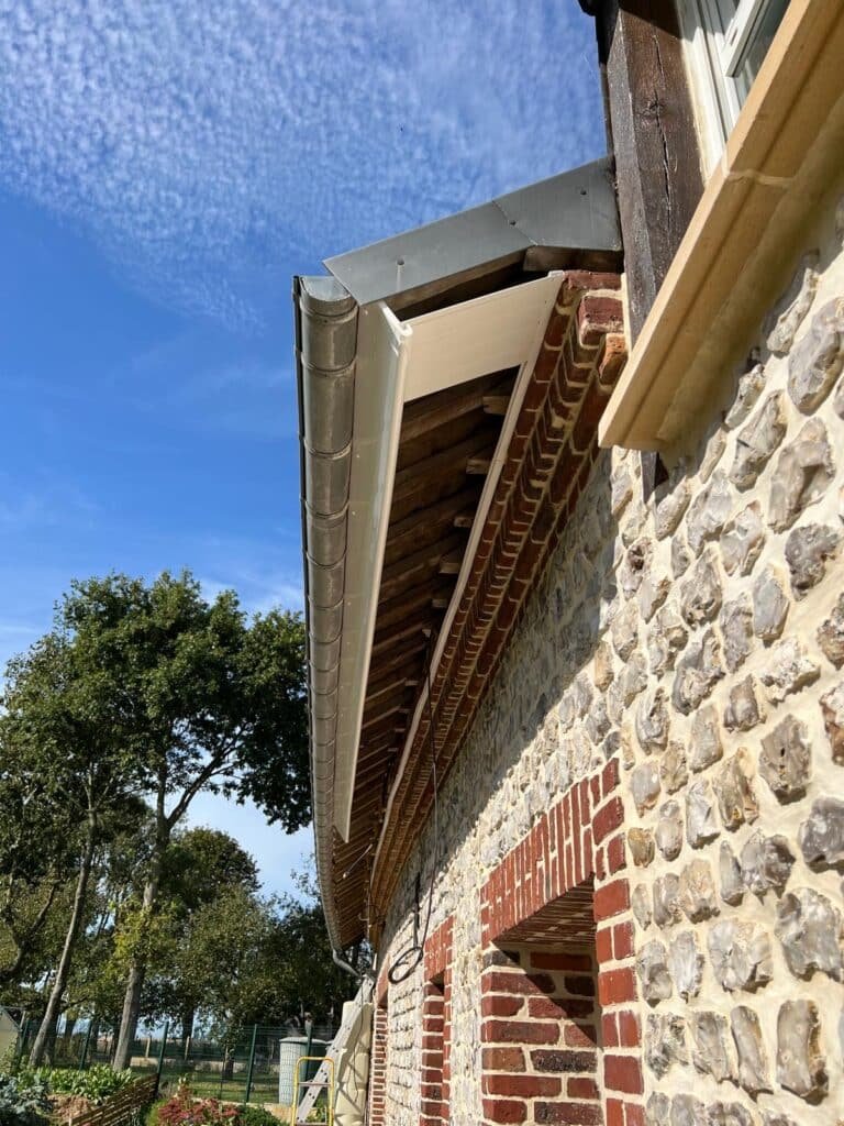 Façade en pierre et gouttière en zinc installées en Seine-Maritime